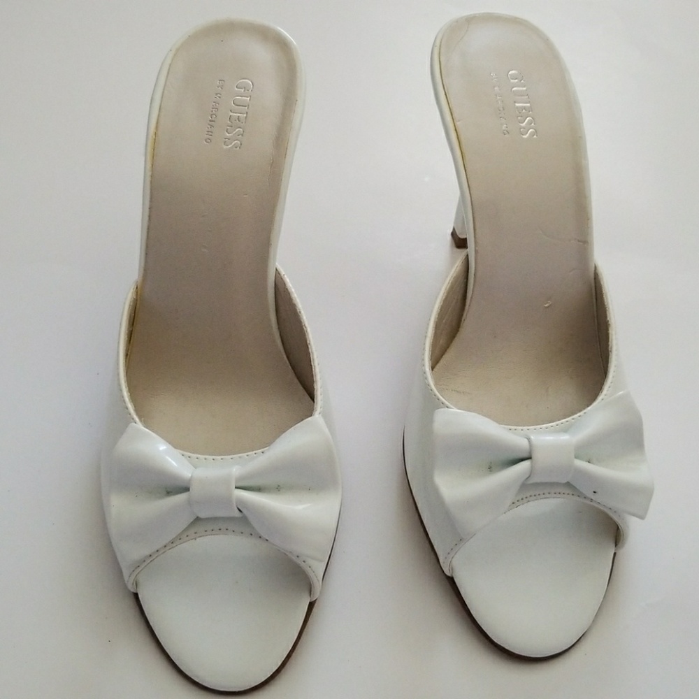 Guess 4"  patent leather white with bow